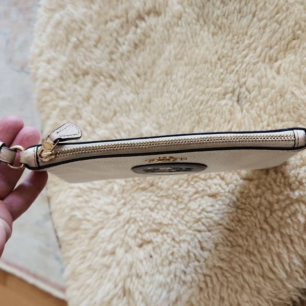 Adorable Coach Disney X Minnie Mouse Cream Wristlet ❤️🐭 - Picture 6 of 12